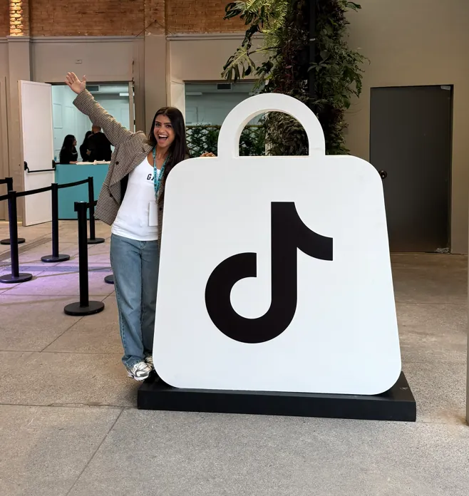 Ana Coutinho ao lado da sacola gigante do TikTok Shop